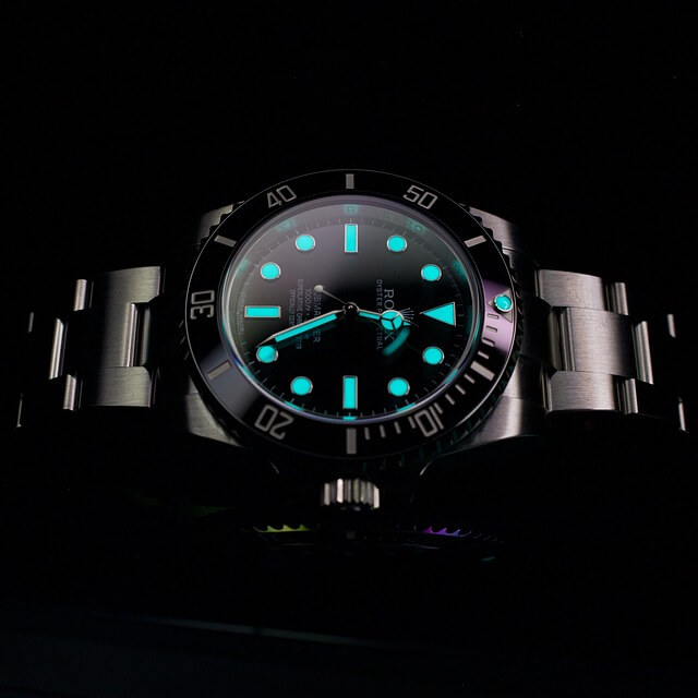 Moderne Rolex Submariner mit Superluminova Leuchtmittel (bei Rolex "Chromalight" genannt)